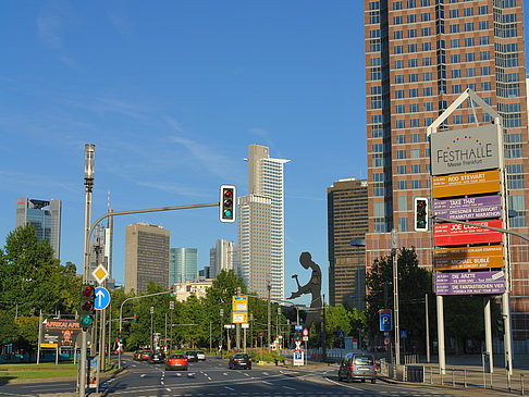 Messeturm auf der Theodor-Heuss-Allee Foto 