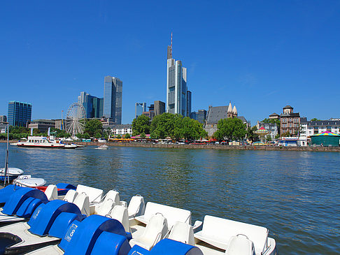 Fotos Skyline von Frankfurt mit Tretbooten | Frankfurt am Main