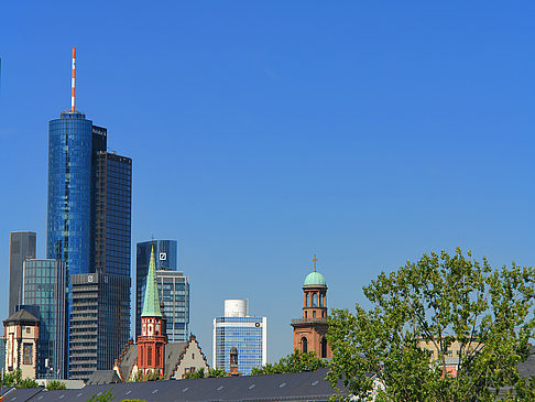 Maintower mit Paulskirche Fotos